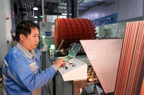江西萍乡：电路板企业生产忙-人民图片网