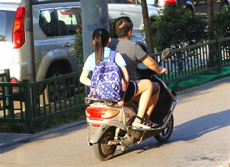 骑电动车接送孩子要避免哪些危险姿势 骑电瓶车接孩子注意事项 _八宝网