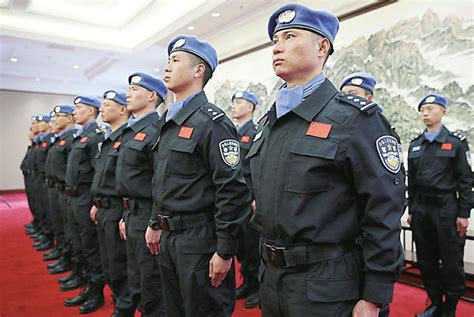中国赴利比里亚维和警察防暴队举行汇报演练|维和部队|防暴部队_新浪新闻