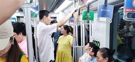 “女士优先车厢”内，女子挨个嘲讽不让座男乘客，深圳地铁回应：让座遵循自愿_凤凰网视频_凤凰网