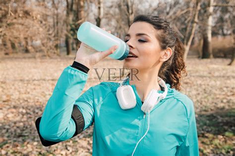 口渴的女人在户外运动后喝水照片摄影图片_ID:316488595-Veer图库