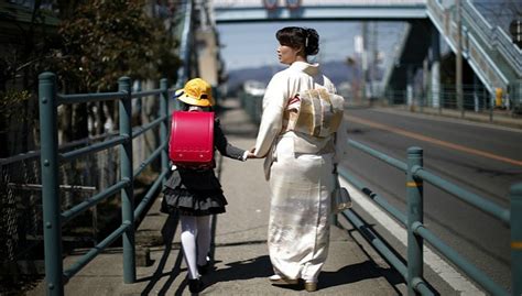单亲妈妈在日本社会中的艰难处境|界面新闻 · 文化