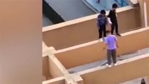 4个小孩爬上3楼无护栏露台玩耍，物业回应已及时劝返_凤凰网视频_凤凰网