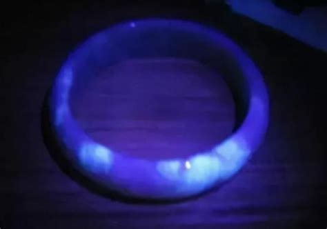 翡翠手镯在紫光灯下有荧光反应正常吗？