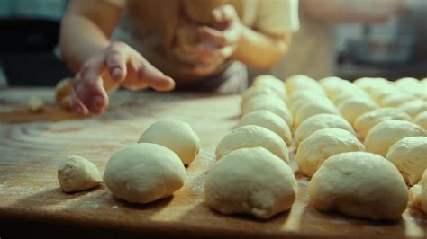 奶油面包的做法视频大全_西点培训学习教程_百悦米西点培训