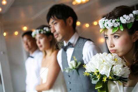 举行婚礼的佳偶夫妇和亲朋好友高清图片下载-正版图片502020472-摄图网