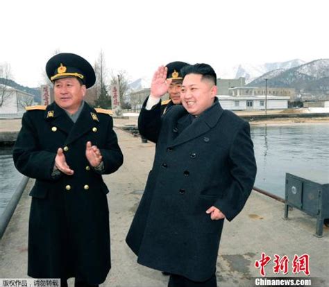 高清：金正恩视察朝鲜海军 指挥官兵游泳训练--国际--人民网