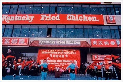 1987年第一家肯德基在北京前门开业在那个年代能在肯德基办一场婚礼