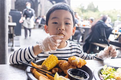 小男孩满足地吃炸鸡薯条,摄影素材,汇图网www.huitu.com