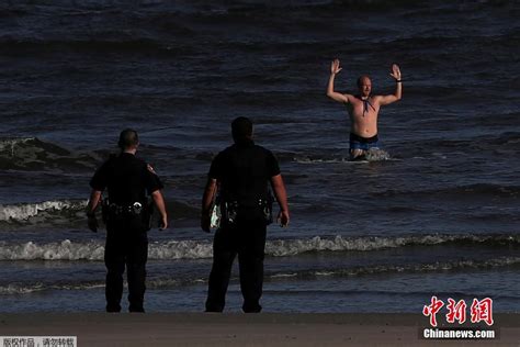 美国一名男子执意下海游泳 被警察逮捕拘留
