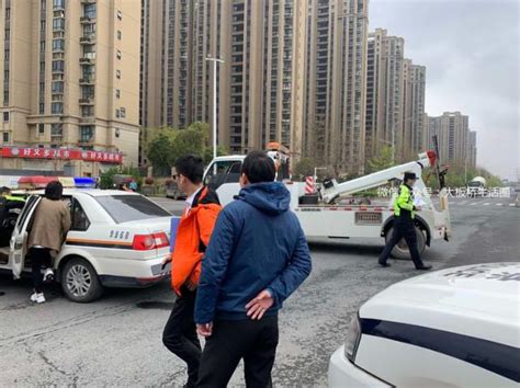 南京突发车祸，紧急寻找目击者，求扩散！_手机新浪网