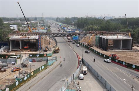 首座承台浇筑完成，下部结构施工全面展开，重庆路快速路跨三区施工同步推进_观海新闻