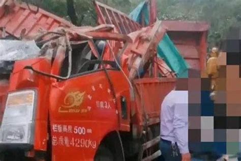 货车侧翻致村民8死11伤 事发地：长下坡_卡车之家