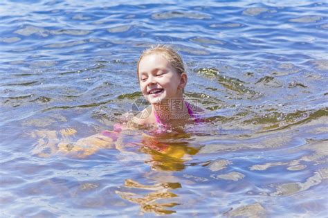 女人在湖里游泳高清图片下载-正版图片501868963-摄图网