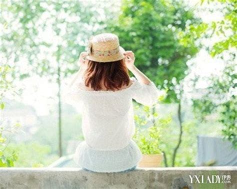非主流头像女生背影戴帽子