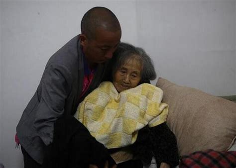 91岁奶奶为自己缝寿衣，25年已给7位亲人缝制_吾乡与吾民-梨视频官网-Pear Video