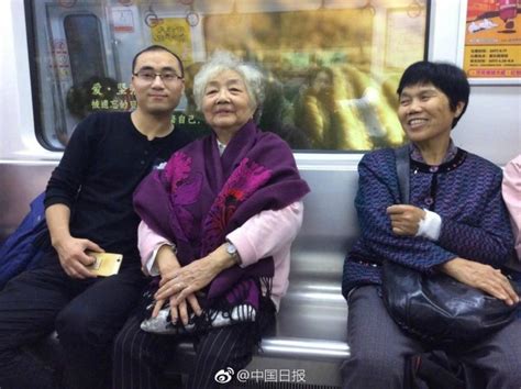 80岁重庆老奶奶的“让座记录”火了：感谢年轻人