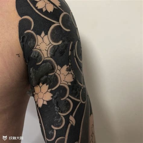 武汉最好纹身店打造的手背遮盖--时钟玫瑰纹身作品