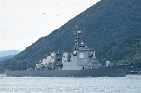 日本海上自卫队舞鹤基地停泊的宙斯盾驱逐舰雾岛号与隼鹰号导弹艇__财经头条