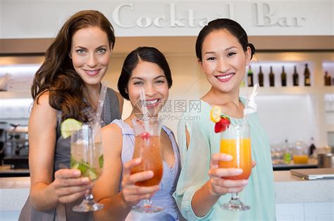 带着鸡尾酒杯的开心女人女性混血双手庆典享受微笑酒精闲暇玻璃成人高清图片下载-正版图片322068075-摄图网