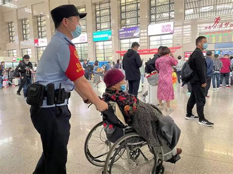 “轮椅老人”乘车不便 荆州铁警热情相助-三峡新闻网