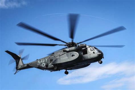 西方世界最大的直升机在英国海军新航母上首次降落|海王|直升机|航母_新浪新闻
