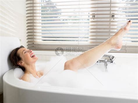 女人在浴缸里洗澡高清图片下载-正版图片501439325-摄图网