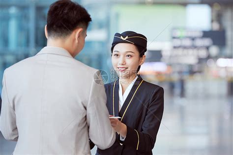 机场大厅男性乘客向空姐问路高清图片下载-正版图片501686481-摄图网