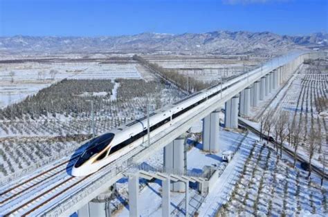 中国绿色的高铁火车在高架桥上面行驶。。6月25日，全长435公里、设计时速160公里的拉林铁路建成通车，西藏首条电气化铁路建成，同时复兴号实现 ...