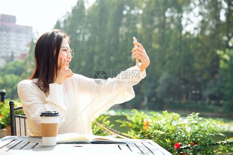 甜美女生外景自拍头像