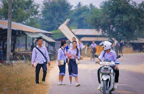 老挝，民风比泰国开放，治安比越南好，而且对中国游客迷之崇拜