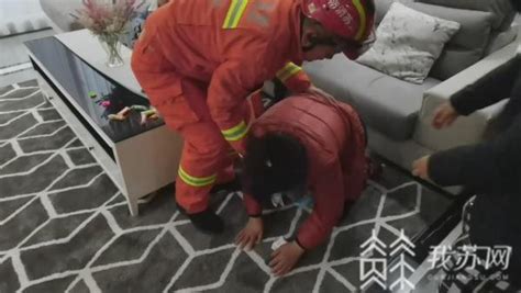 4岁男孩不慎跌落至楼下平台 被救后孩子奶奶下跪感谢消防员