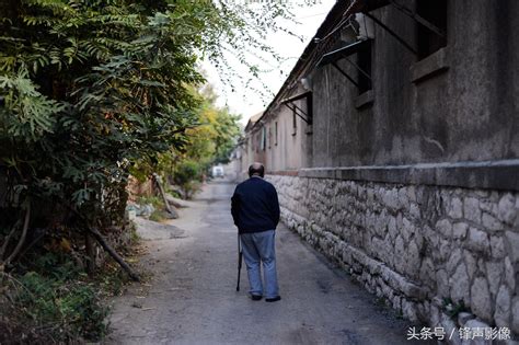 济南张庄村拆迁前 生活在旧村数十年的老人