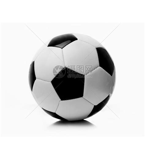 白色背景上的黑白足球高清图片下载-正版图片507530004-摄图网