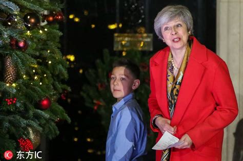 英国首相府点亮圣诞树 特蕾莎·梅邀小学生共同见证