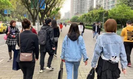 同季不同衣 实拍北京街头市民“乱穿衣”-图片频道