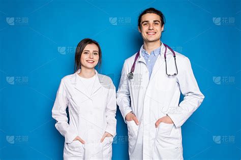 两名年轻的友好的亚洲医生在医院床边与高级亚洲男病人交高清图片下载-正版图片506360597-摄图网
