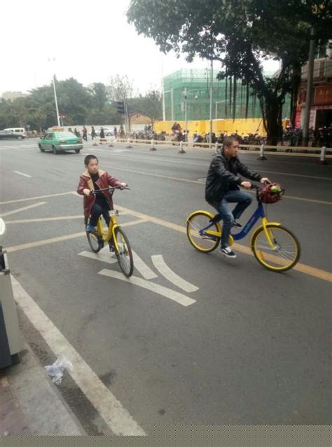 小男孩骑着单车在小区里玩耍_3840X2160_高清视频素材下载(编号:8323391)_实拍视频_光厂(VJ师网) www.vjshi.com