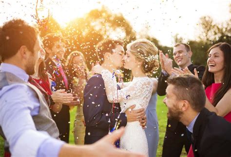 新婚夫妻图片-人群中亲吻的新婚夫妻素材-高清图片-摄影照片-寻图免费打包下载