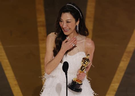 霸气！60岁的女星杨紫琼首次出演好莱坞女主，就拿下金球奖影后