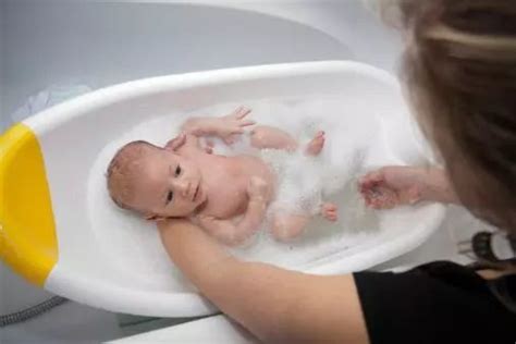 新生儿什么时候可以洗澡？多久洗一次？如何做抚触？月嫂一一详细解答（含动图实操） - 知乎