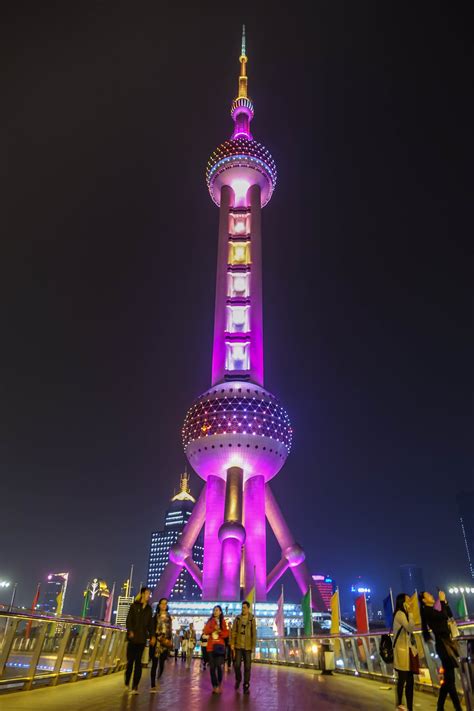 请问上海东方明珠外表灯，晚上几点关的？上海外滩源，晚上10点，还好玩吗？-