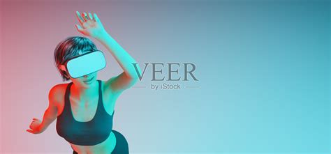女孩带着虚拟现实眼镜跳舞和享受照片摄影图片_ID:394782118-Veer图库