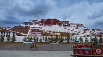 拉萨这里的音乐喷泉太漂亮了！开放时间是… - 玩转西藏网(51WZXZ.com)