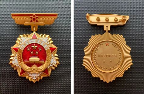 如何区分俄罗斯军装上的标志？军衔、勋章和学历，后两项最难识别
