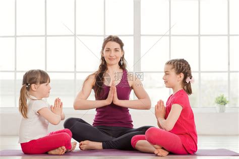 年轻母亲和女儿在健身工作室上做瑜伽的年青母亲和女儿高清图片下载-正版图片503547268-摄图网