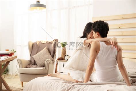 情侣床照图片