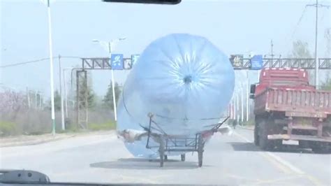 山东街头现“气球炸弹” 用10米长塑料气包运输天然气_腾讯视频