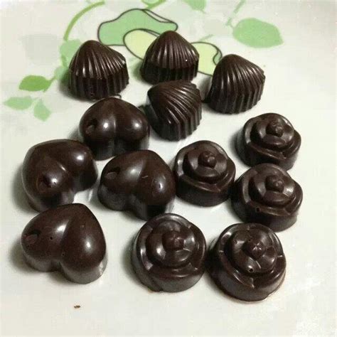 木制背景中的自制巧克力甜点高清图片下载-正版图片502849639-摄图网