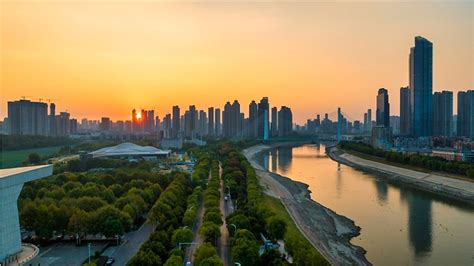 夕阳下武汉汉江边的摩天大楼_高清图片_全景视觉